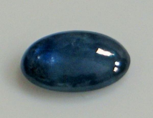 Saphir Cabochon, blau, Maße: 7,24 x 5,19 x 1,95 mm, Gewicht: 0.8 ct.