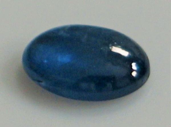 Saphir Cabochon, blau, Maße: 6,86 x 4,91 x 2,13 mm, Gewicht: 0.8 ct.