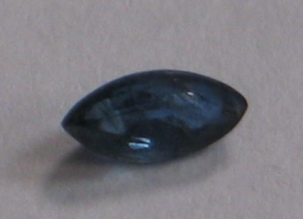 Saphir im Navetteschliff, blau, Gewicht: 0.21 ct.