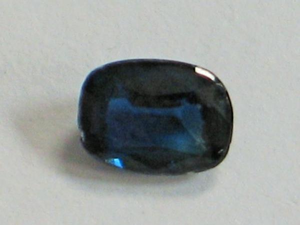 Saphir im Ovalschliff, blau, Gewicht: 0.6 ct.
