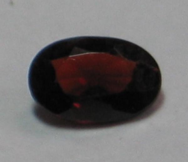 Pyrop-Granat, blutrot, Ovalschliff, Maße: 5,86 x 3,96 x 2,32mm, Gewicht: 0.46 ct.
