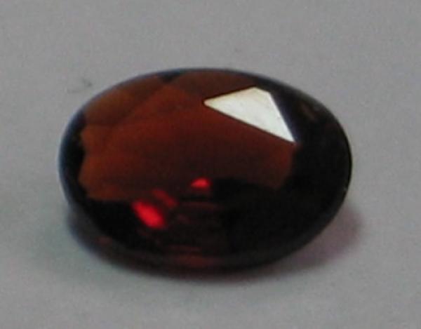 Pyrop-Granat, blutrot, Ovalschliff, Maße: 5,79 x 4,03 x 2,07mm, Gewicht: 0.4 ct.