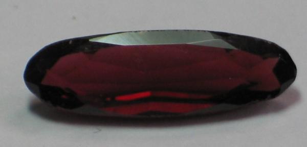 Pyrop-Granat, blutrot, Navetteschliff, Maße: 17,49 x 5,61 x 3,53mm, Gewicht: 3.67 ct.