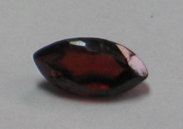 Pyrop-Granat, blutrot, Navetteschliff, Maße: 5,83 x 2,99 x 2,47mm, Gewicht: 0.3 ct.