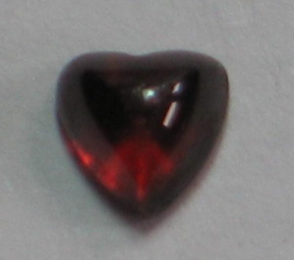 Pyrop-Granat, blutrot, Herzschliff, Maße: 5,03 x 5,07 x 3,12mm, Gewicht: 0.74 ct.