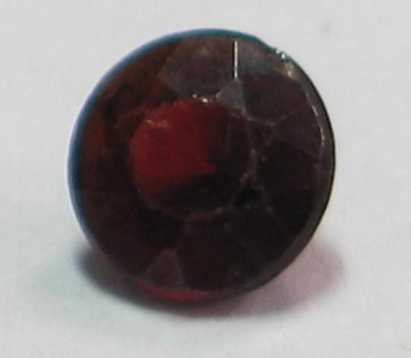 Pyrop-Granat, blutrot, Rundschliff, Maße: 5,25-5,29 x 3,27mm, Gewicht: 0.63 ct.