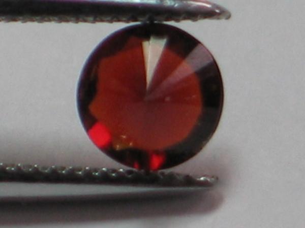 Pyrop-Granat, blutrot, Rundschliff, Maße: 4,94-4,99 x 3,05mm, Gewicht: 0.51 ct.
