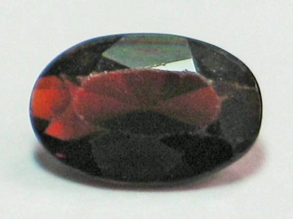 Pyrop-Granat, blutrot, Ovalschliff, Maße: 9,02 x 5,94 x 3,27mm, Gewicht: 1.3 ct.