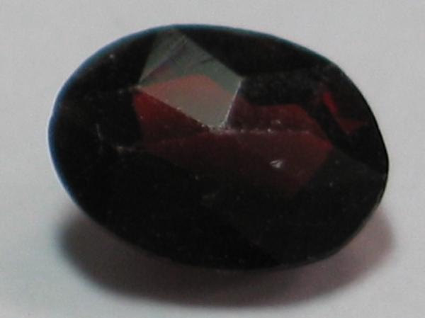 Pyrop-Granat, blutrot, Ovalschliff, Maße: 8,98 x 6,83 x 3,79mm, Gewicht: 1.95 ct.