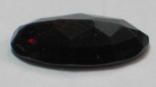 Pyrop-Granat, blutrot, Navetteschliff, Maße: 12,12 x 6,29 x 3,20mm, Gewicht: 2.5 ct.