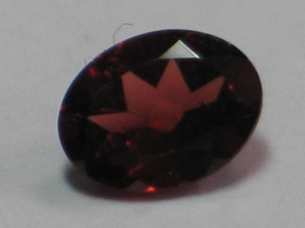 Pyrop-Granat, blutrot, Ovalschliff, Maße: 7,99 x 6,09 x 3,42mm, Gewicht: 1.3 ct.
