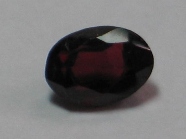 Pyrop-Granat, blutrot, Ovalschliff, Maße: 6,89 x 4,92 x 3,41mm, Gewicht: 1.0 ct.