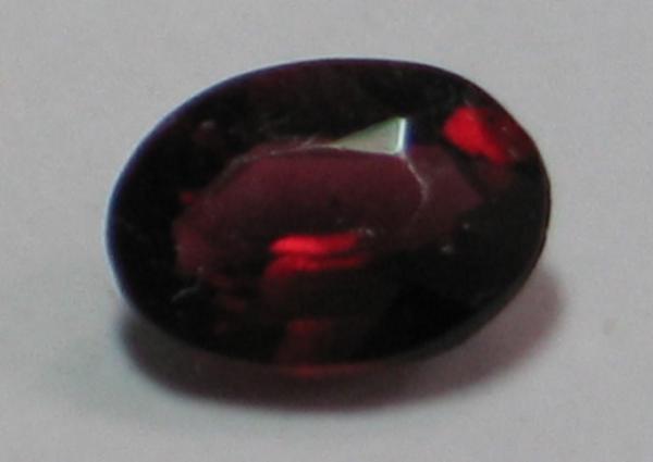 Pyrop-Granat, blutrot, Ovalschliff, Maße: 7,72 x 5,80 x 3,04mm, Gewicht: 1.2 ct.