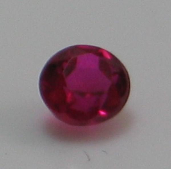 Rubin, Pink, Rundschliff, Maße: 3,81-3,88 x 2,65 mm, Gewicht: 0.28 ct.