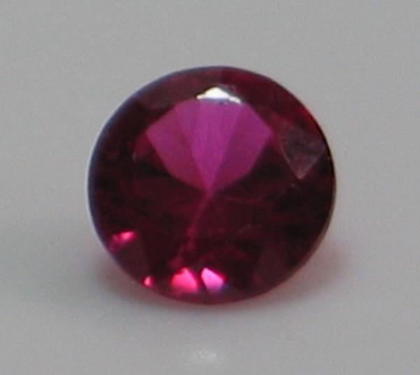 Rubin, Pink, Rundschliff, Maße: 5,32-5,35 x 3,13 mm, Gewicht: 0.61 ct.