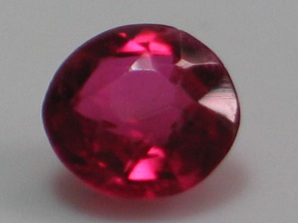 Rubin, Pink, Rundschliff, Maße: 7,37-7,53 x 4,09 mm, Gewicht: 1.6 ct.