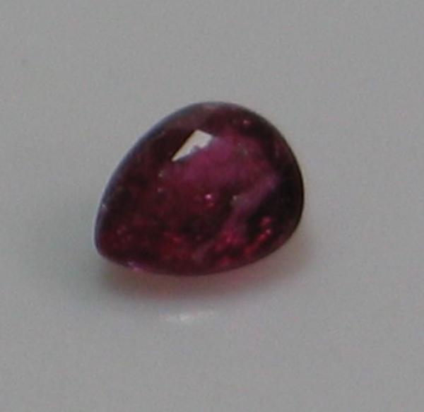 Rubin, Pink, Tropfenschliff, Maße: 4,67 x 3,76 x 2,04mm, Gewicht: 0.23 ct.