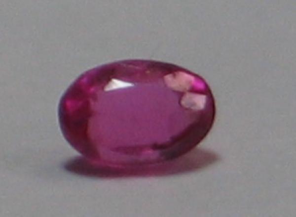 Rubin, Pink, Ovalschliff, Maße: 3,99 x 3,03 x 2,20mm, Gewicht: 0.18 ct.