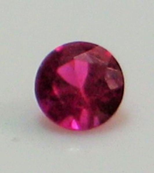 Rubin, Pink, Rundschliff, Maße: 3,14-3,18 x 1,94 mm, Gewicht: 0.08 ct.