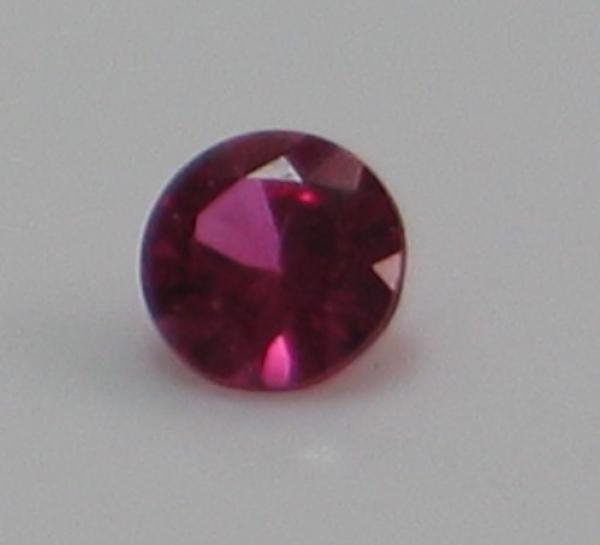 Rubin, Pink, Rundschliff, Maße: 3,61-3,62 x 2,20 mm, Gewicht: 0.15 ct.