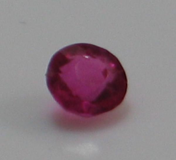 Rubin, Pink, Rundschliff, Maße: 3,54-3,59 x 2,31 mm, Gewicht: 0.19 ct.