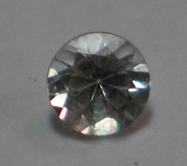 Quarz, weiss, Rundschliff, Maße: 4,50-4,52 x 2,97mm, Gewicht: 0.36 ct.