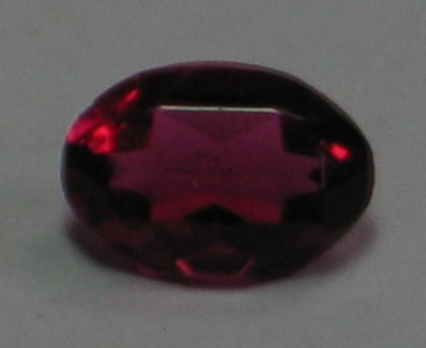 Zirkonia, rot, Ovalschliff, Maße: 6,86 x 4,90 x 3,06mm, Gewicht: 0.68 ct.