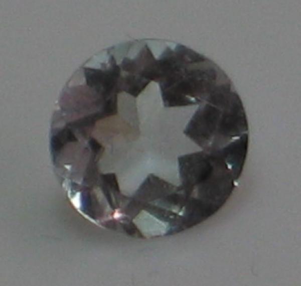 Aquamarin, hellblau, Rundschliff, Maße: 4,41-4,45 x 2,54mm, Gewicht: 0.27 ct.