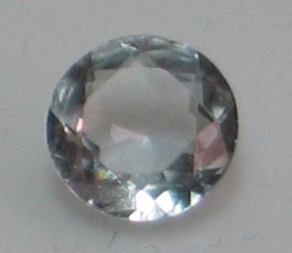 Aquamarin, hellblau, Rundschliff, Maße: 4,42-4,45 x 2,10mm, Gewicht: 0.23 ct.