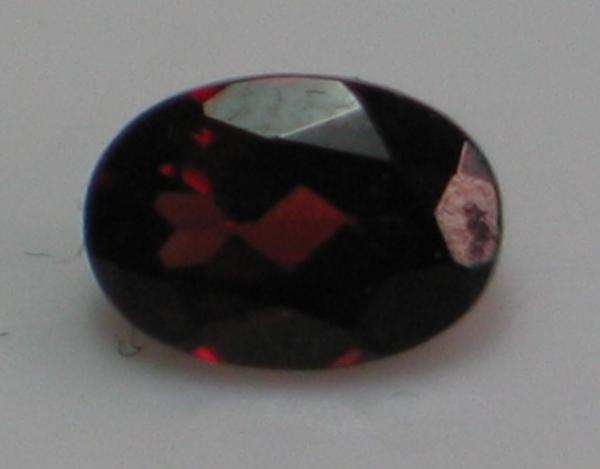 Pyrop-Granat, dunkelrot, Ovalschliff, Maße: 6,87 x 4,88 x 2,96mm, Gewicht: 0.91 ct.