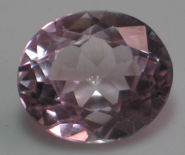 Topas, hellpink, Ovalschliff, Maße: 14,08 x 12,08 x 6,81 mm, Gewicht: 8.7 ct.