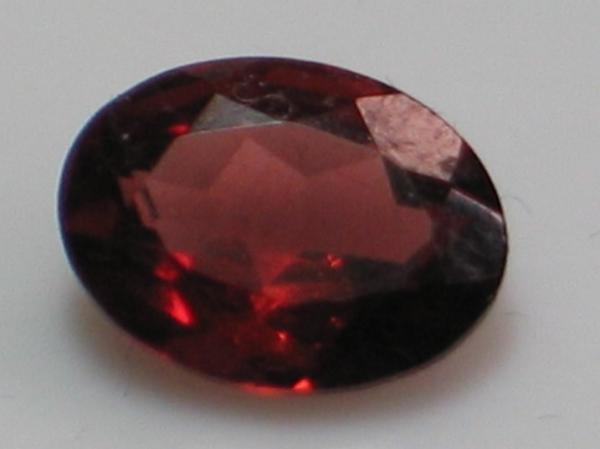 Pyrop-Granat, dunkelrot, Ovalschliff, Maße: 8,01 x 5,97 x 3,18mm, Gewicht: 1.3 ct.