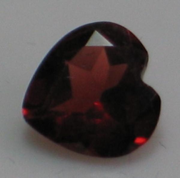 Pyrop-Granat, dunkelrot, Ovalschliff, Maße: 5,76 x 5,84 x 2,71mm, Gewicht: 0.67 ct.
