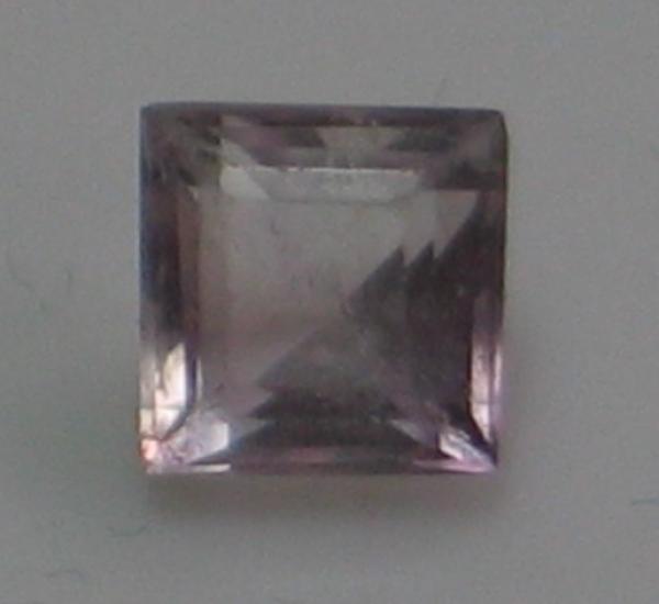 Turmalin, zweifarbig, Carréschliff, Maße: 4,02 x 4,04 x 2,87mm, Gewicht: 0.31 ct.