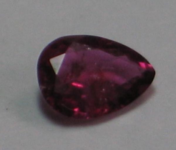 Rubin, Pink, Tropfenschliff, Maße: 5,22 x 4,02 x 1,91 mm, Gewicht: 0.35 ct.