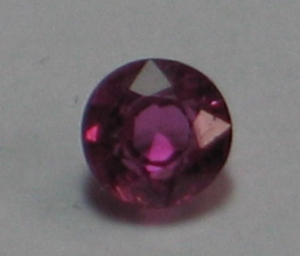 Rubin, Pink, Rundschliff, Maße: 3,38-3,40 x 2,21 mm, Gewicht: 0.24 ct.