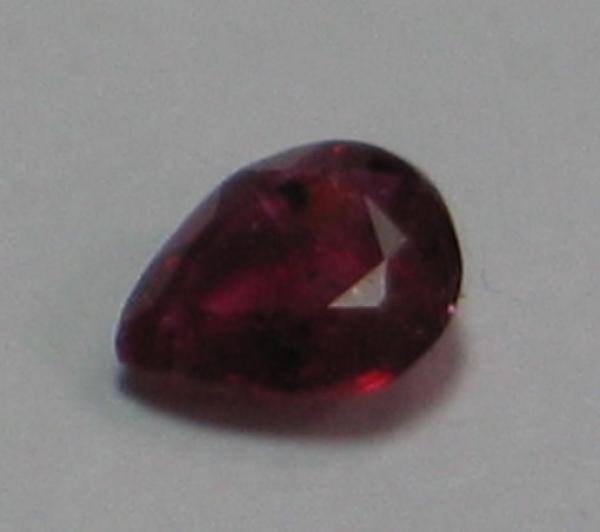 Rubin, Pink, Tropfenschliff, Maße: 4,57 x -3,71 x 1,72 mm, Gewicht: 0.29 ct.
