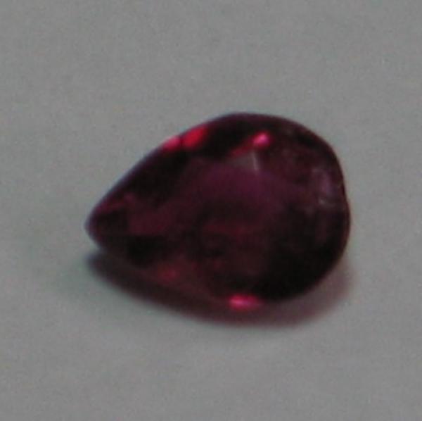 Rubin, Pink, Tropfenschliff, Maße: 4,61 x -3,45 x 2,12 mm, Gewicht: 0.59 ct.