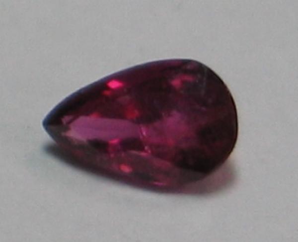 Rubin, Pink, Tropfenschliff, Maße: 5,41 x -3,36 x 2,13 mm, Gewicht: 0.3 ct.