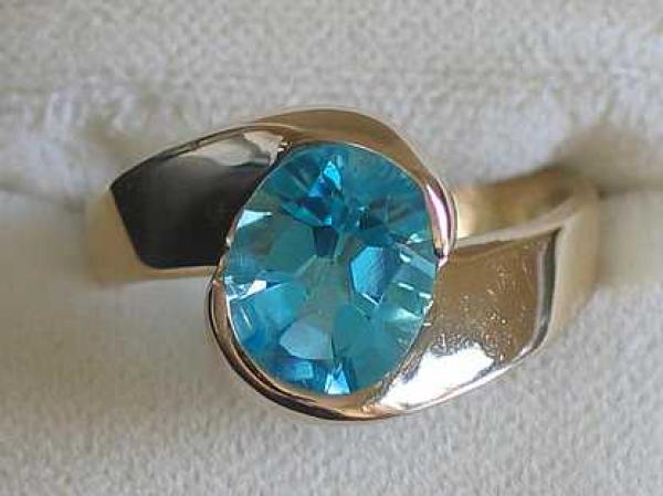 Neuwertig: Herrlicher Ring aus 585er Gelbgold mit großem Topas 3.2 ct., Größe 56, Gewicht: 5,4g