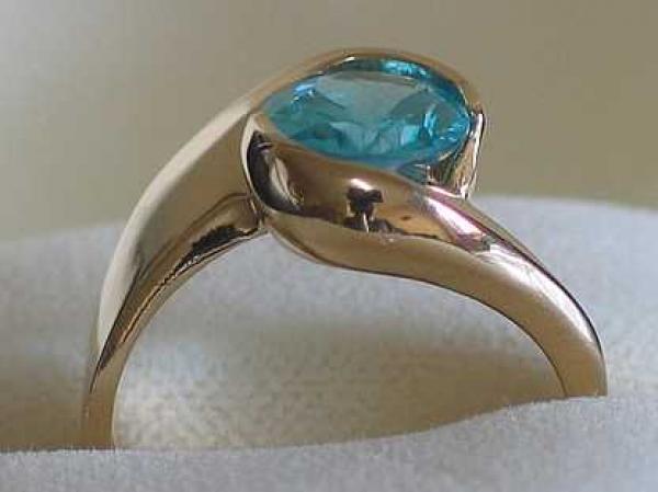 Neuwertig: Herrlicher Ring aus 585er Gelbgold mit großem Topas 3.2 ct., Größe 56, Gewicht: 5,4g