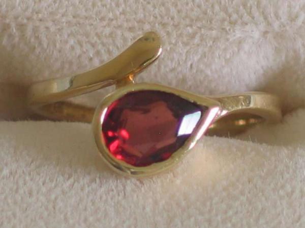 Ring aus 585er Gelbgold mit Zirkon in Tropfen-Form, Größe 47, Gewicht: 2,2g