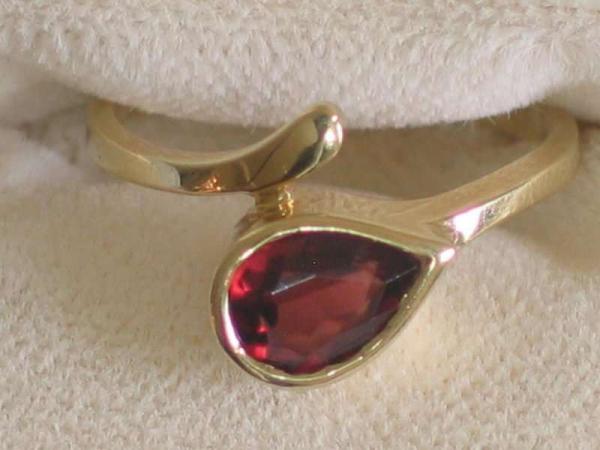 Ring aus 585er Gelbgold mit Zirkon in Tropfen-Form, Größe 47, Gewicht: 2,2g