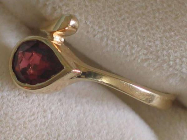 Ring aus 585er Gelbgold mit Zirkon in Tropfen-Form, Größe 47, Gewicht: 2,2g