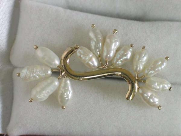 Hübsche Ohrstecker aus 585er Gold mit je 12 Naturperlen Gewicht: 5,5g