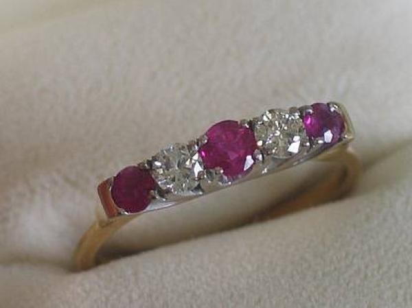 Ring aus 750er Gold mit 2 Diamanten (0.20 ct) und 3 Rubinen (0.30 ct), Größe 59, Gewicht: 3,9g