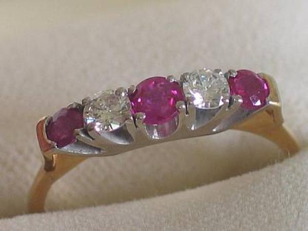 Ring aus 750er Gold mit 2 Diamanten (0.20 ct) und 3 Rubinen (0.30 ct), Größe 59, Gewicht: 3,9g
