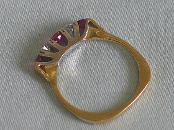 Ring aus 750er Gold mit 2 Diamanten (0.20 ct) und 3 Rubinen (0.30 ct), Größe 59, Gewicht: 3,9g
