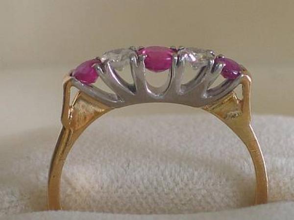 Ring aus 750er Gold mit 2 Diamanten (0.20 ct) und 3 Rubinen (0.30 ct), Größe 59, Gewicht: 3,9g