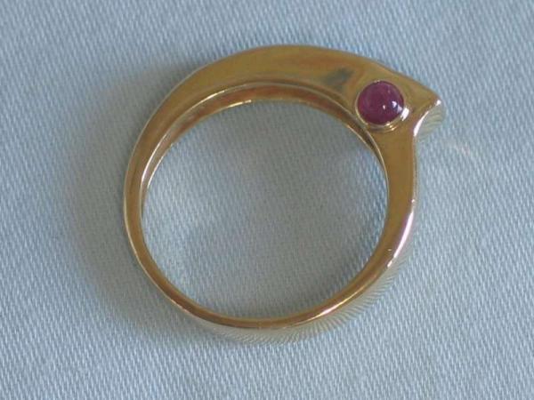 Extravaganter Ring mit 7 Zirkonia und 2 Rubinen, 333er Gelbgold, Größe 59, Gewicht: 4,2g